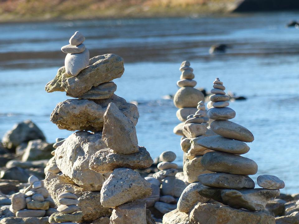 Photo de cairns près de l'eau