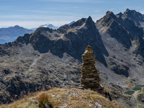 Photo de montagne avec un cairn (empilement de pierres)