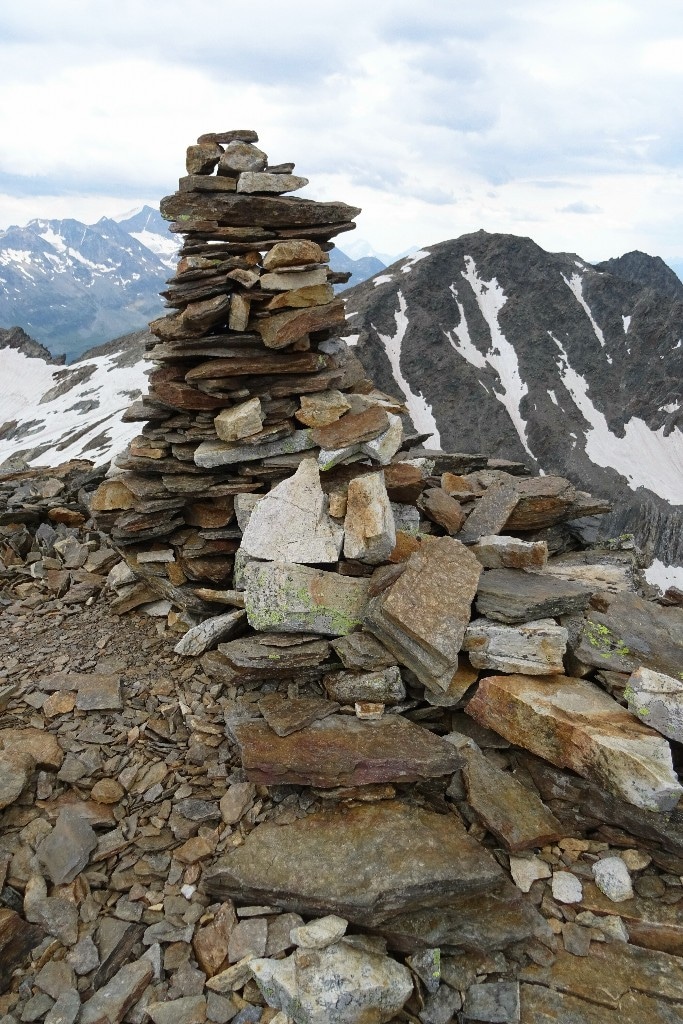 Photo de montagne avec un cairn (empilement de pierres)