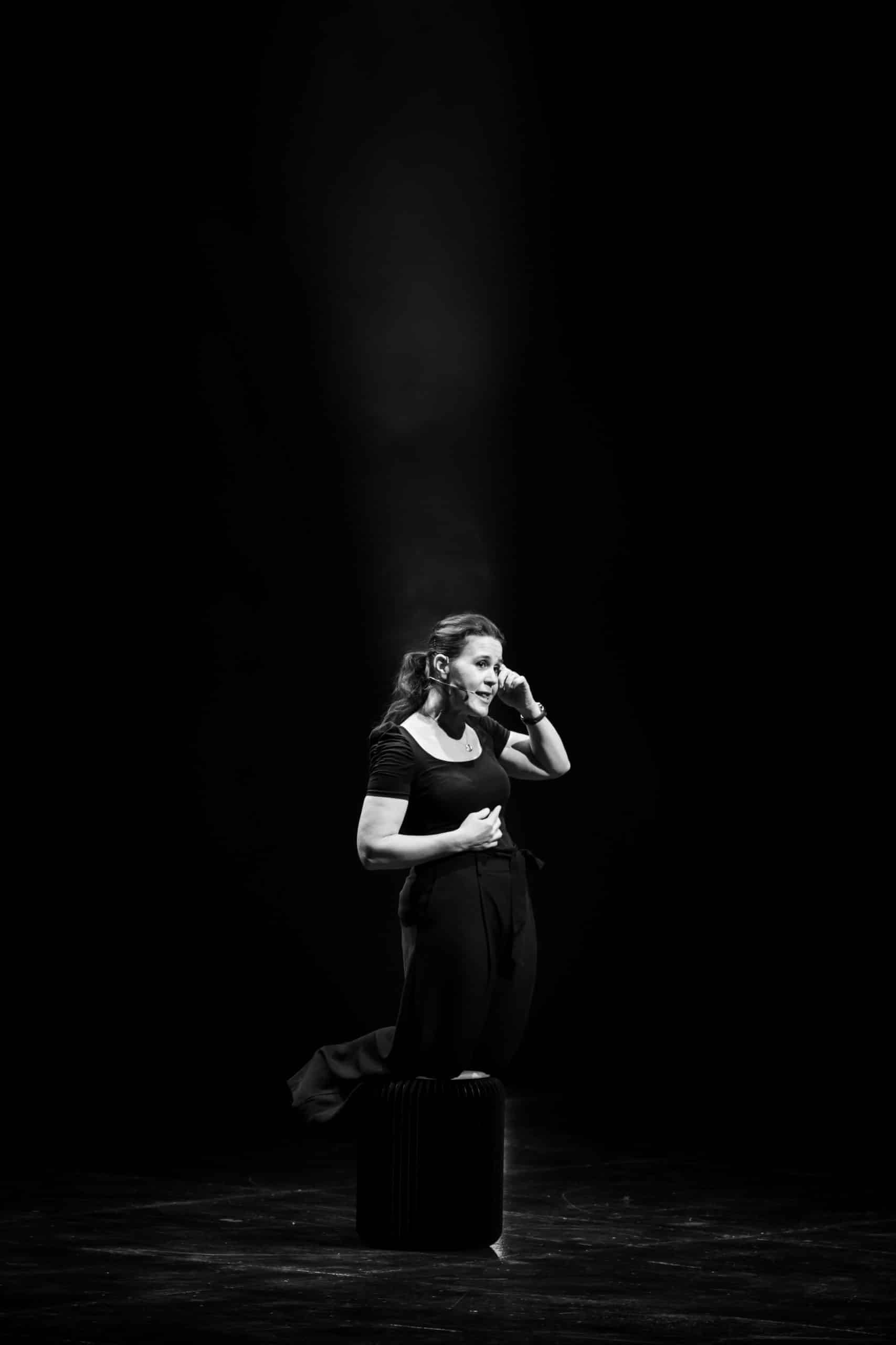 Antonia de rendinger scène noir et blanc (c) festival humour colmar